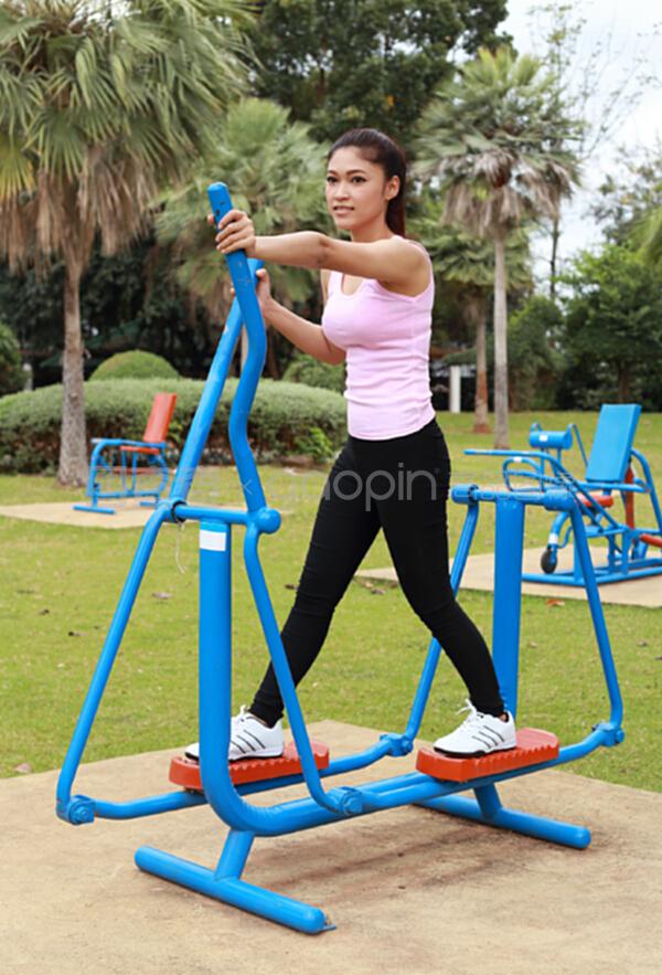 公園里運動的婦女 技術交流與健康生活